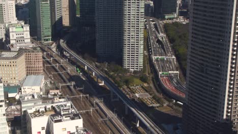 timelapse del tráfico ferroviario y por carretera de tokio