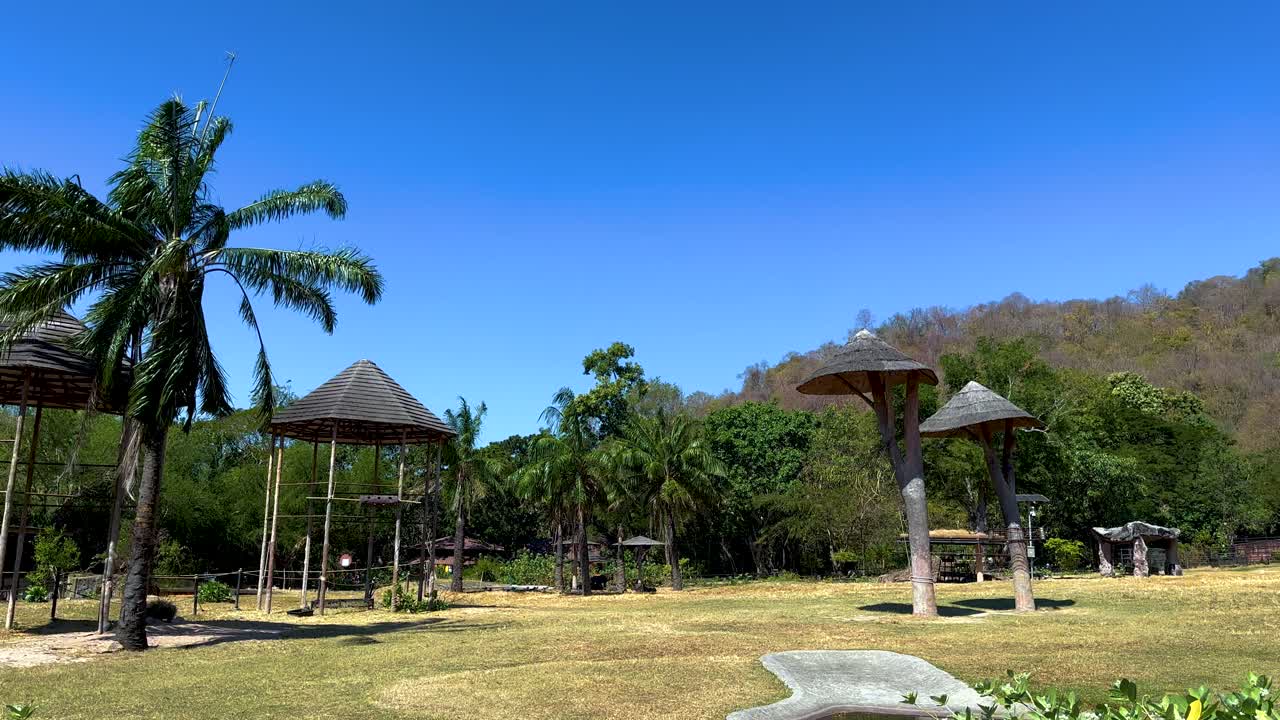 나무 와 언덕 이 있는 울창 한 풍경