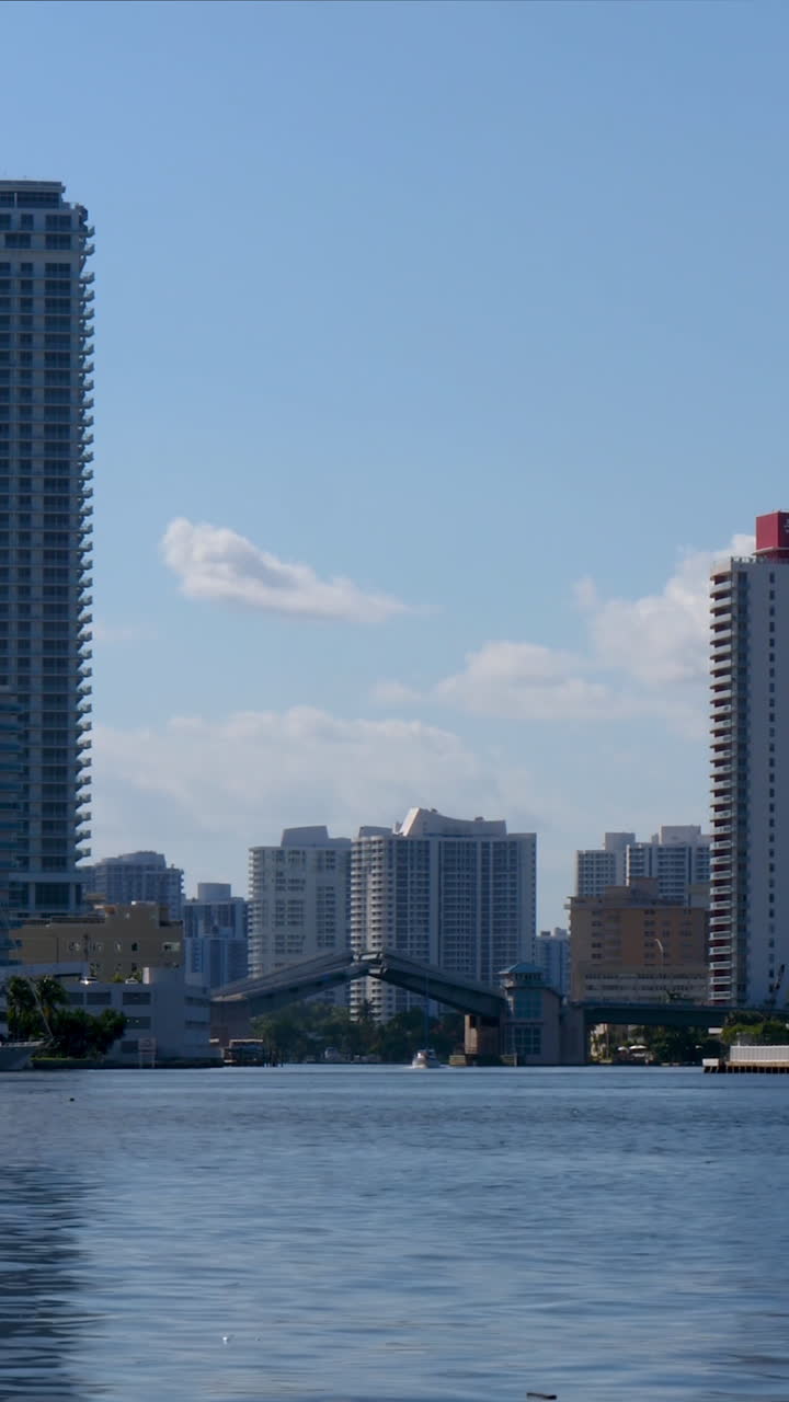 Timelapse da ponte levadiça de Miami fechando enquanto um iate passa