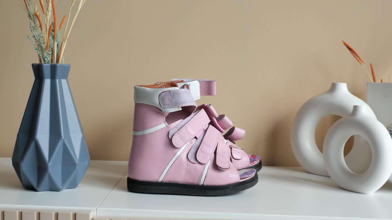 분홍색 어린이 정형 신발