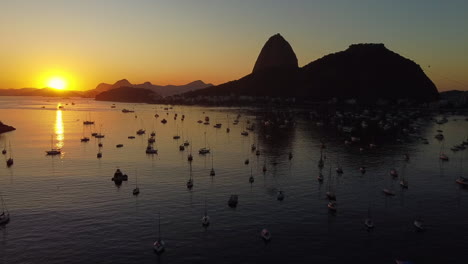 El-Sol-Sale-Sobre-La-Ensenada-De-Botafogo-Y-El-Pan-De-Azúcar-Durante-El-Amanecer-En-La-Ciudad-De-Río-De-Janeiro,-Brasil.