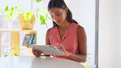 Mujer-De-Negocios,-Tableta-E-Internet-En-La-Oficina