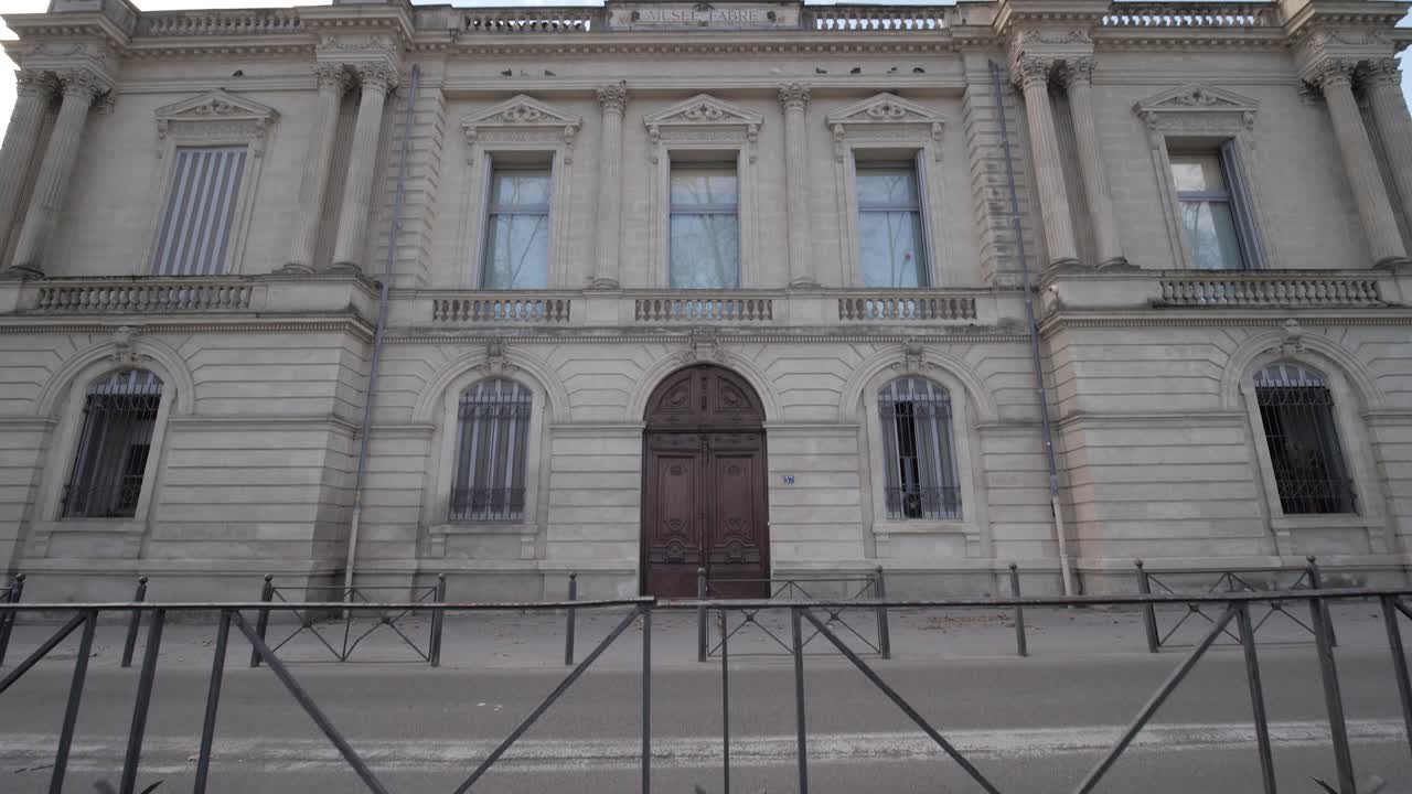 медленное воздушное панорамирование вверх, показывающее потрясающее большое здание в монпелье, франция