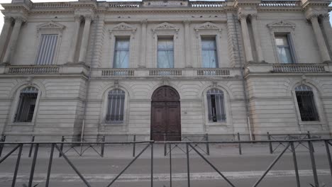 Langsamer-Schwenk-Aus-Der-Luft-Nach-Oben,-Der-Ein-Atemberaubendes-Großes-Gebäude-In-Montpellier,-Frankreich,-Enthüllt