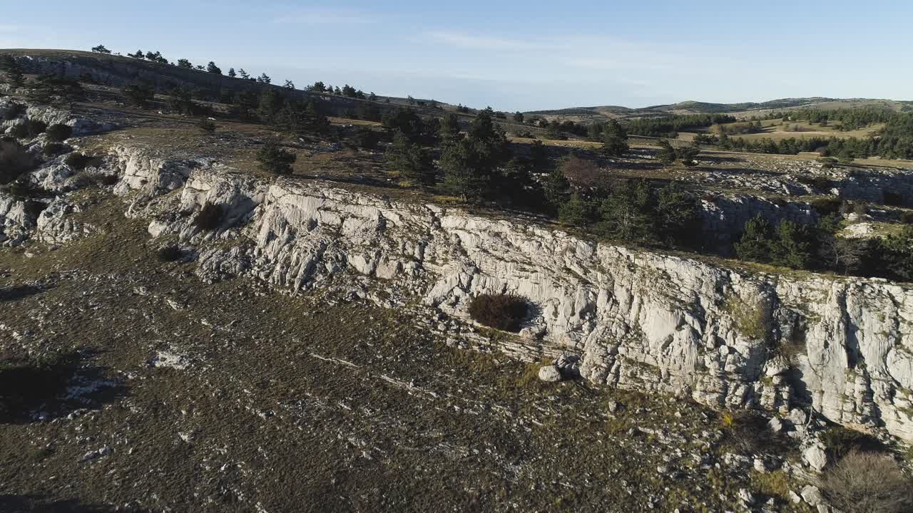 paisaje montañoso con acantilados y bosques