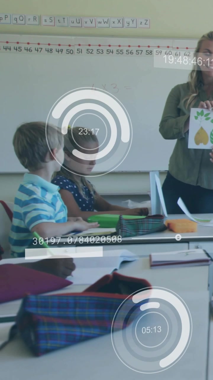 Video verticale: Insegnante che mostra carte, alunni che si girano mentre un HUD in classe evidenzia libri per lo studio.