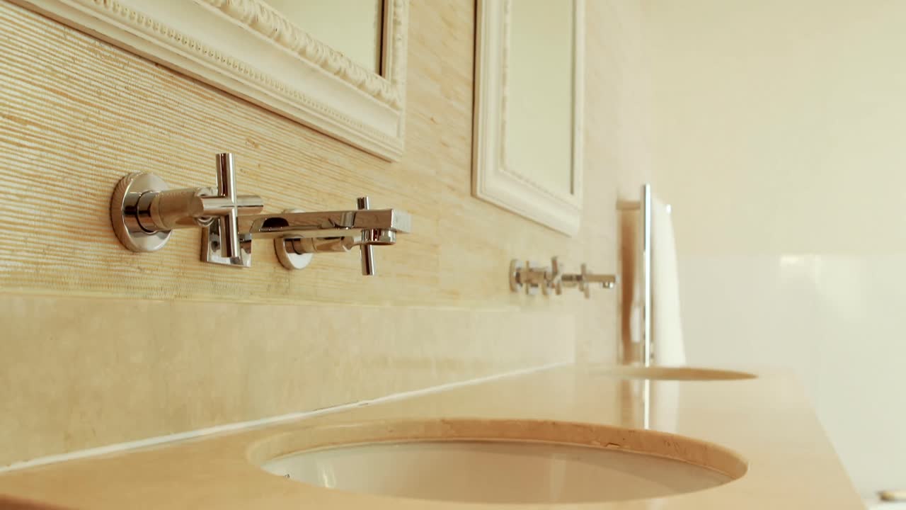 vista de un cuarto de baño vacío