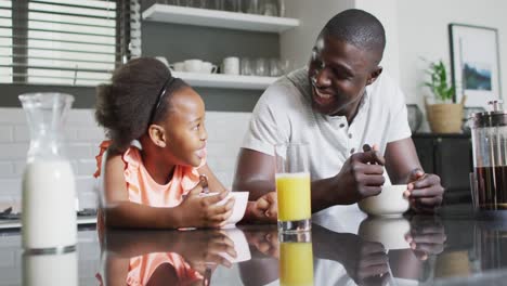 Video-Eines-Afroamerikanischen-Vaters-Und-Seiner-Tochter,-Die-Das-Frühstück-Zubereiten