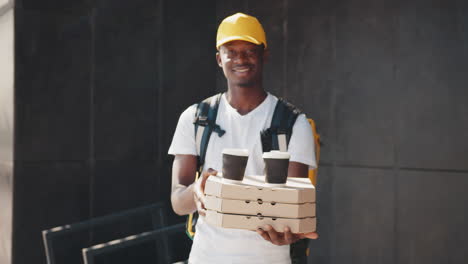 entrega de pizza y café