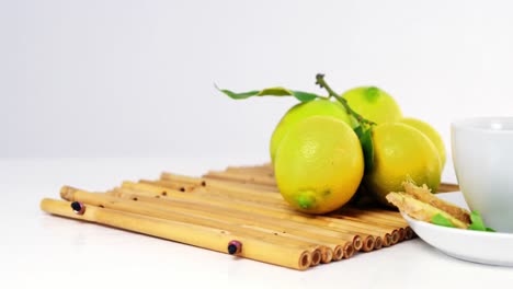 té de limón con limón y jengibre en rodajas