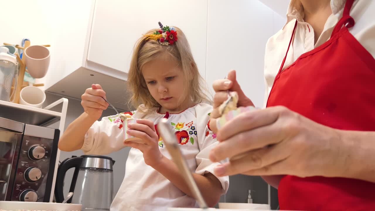 madre e hija decorando huevos de pascua