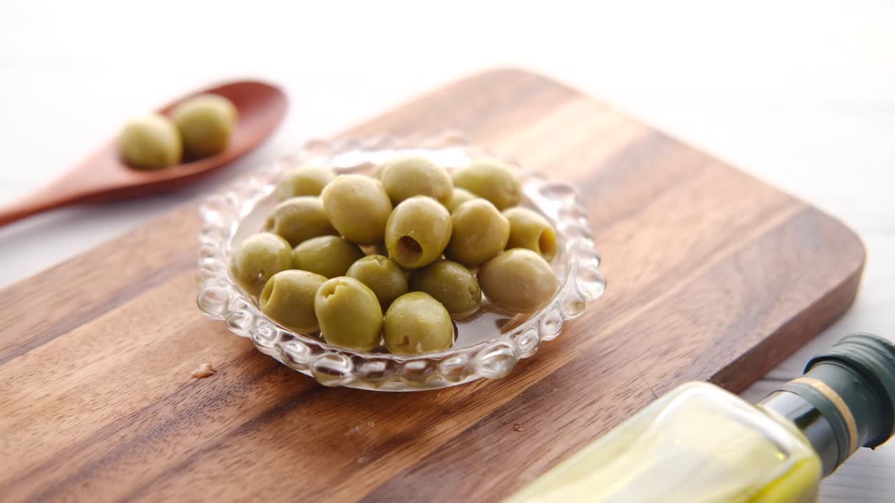 녹색 올리브와 올리브 오일