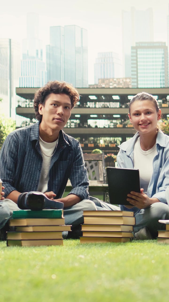 Vertikal video: Portrett av ulike studenter som sitter på campusplenen for gruppestudiesamarbeid