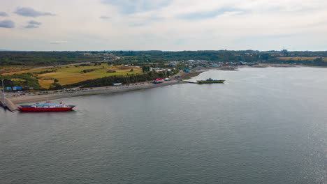 Timelapse-Aéreo-Que-Muestra-Barcos-En-El-Canal-De-Chacao,-Día-De-Cielo-Azul-Brillante-Con-Vistas-A-La-Isla-De-Chiloe