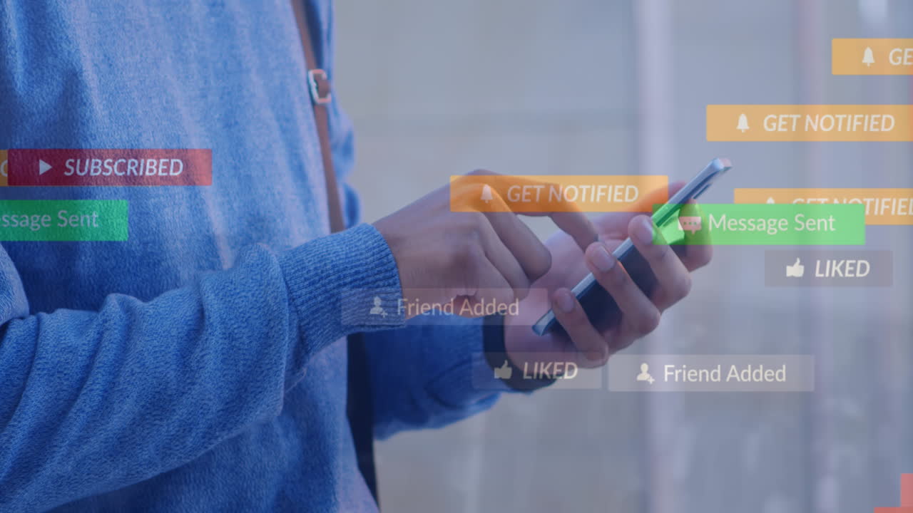 스마트폰을 사용하는 사람의 중간 부분에 대해 떠다니는 소셜 미디어 아이콘의 애니메이션