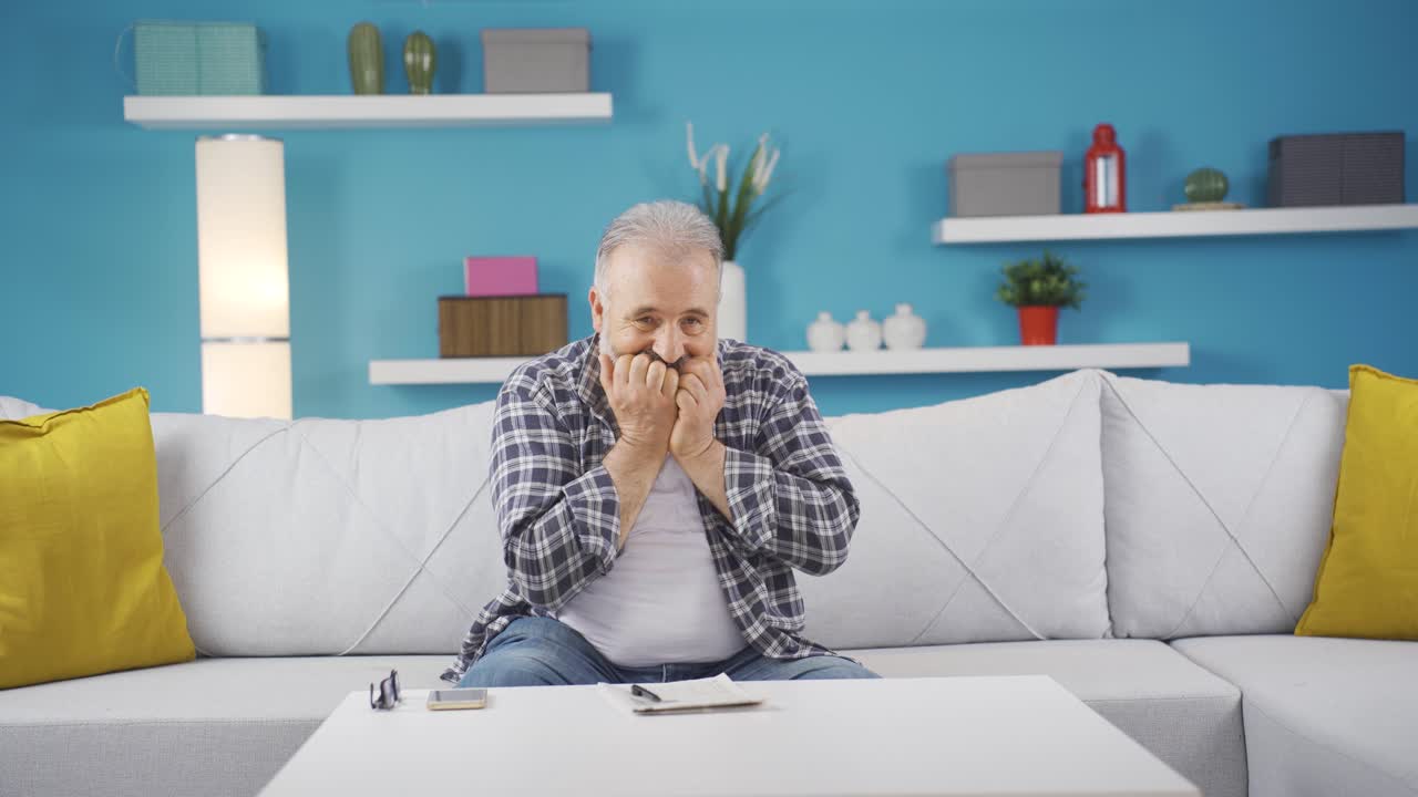 hombre preocupado y nervioso.