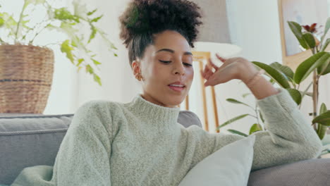 relajarse, feliz y mujer en una llamada telefónica