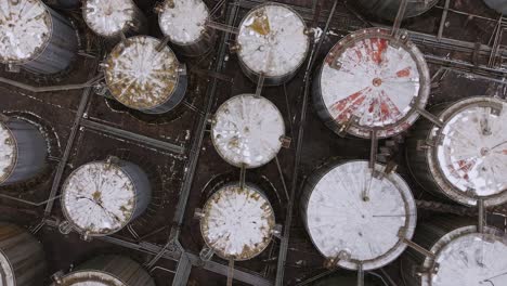 dron de tanques de combustible viejos y desgastados, capturando los efectos del tiempo y la negligencia