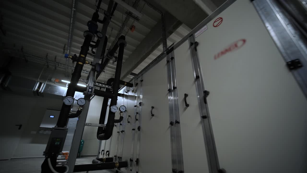 chiller interior industrial y caldera hvac calefacción ventilación sistema de aire acondicionado y línea de tuberías de construcción industrial en el sistema de la sala de bombas de caldera en la fábrica