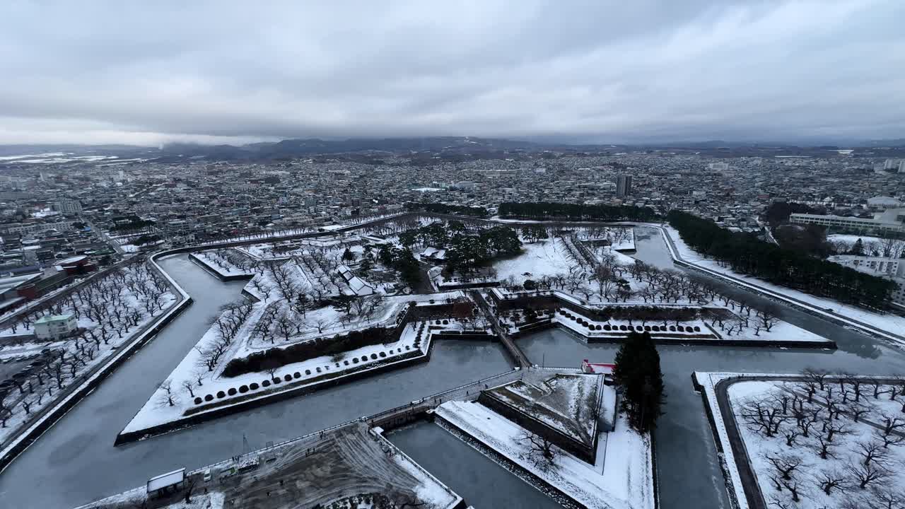 Vista aerea della fortezza a forma di stella innevata a Hakodate, Giappone, tranquillità invernale