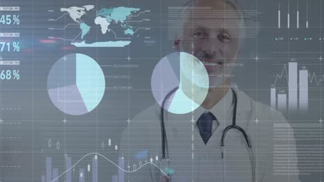 animación de la interfaz infográfica sobre un caucásico sonriente con los brazos cruzados en el hospital