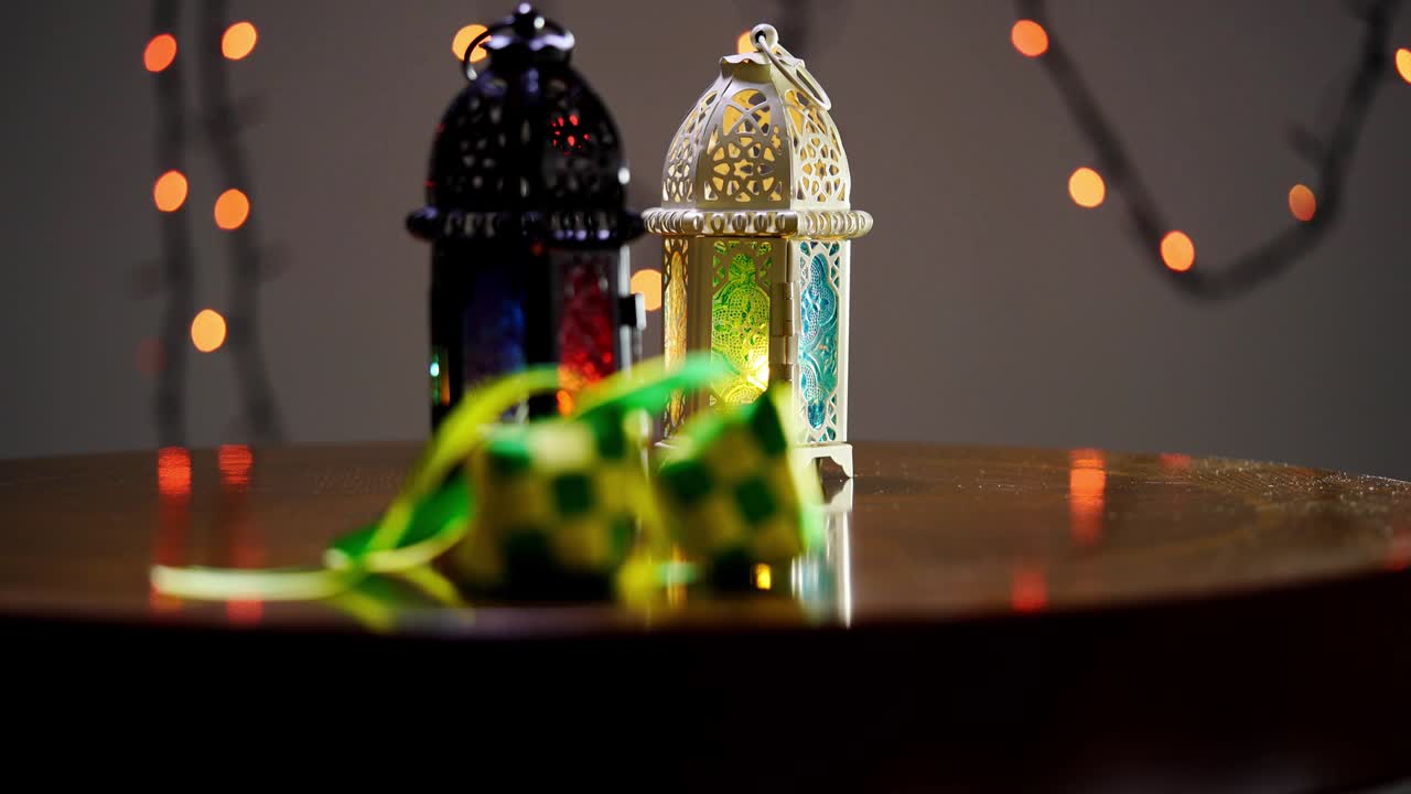 리본 ketupat와 함께 아라비아 랜턴