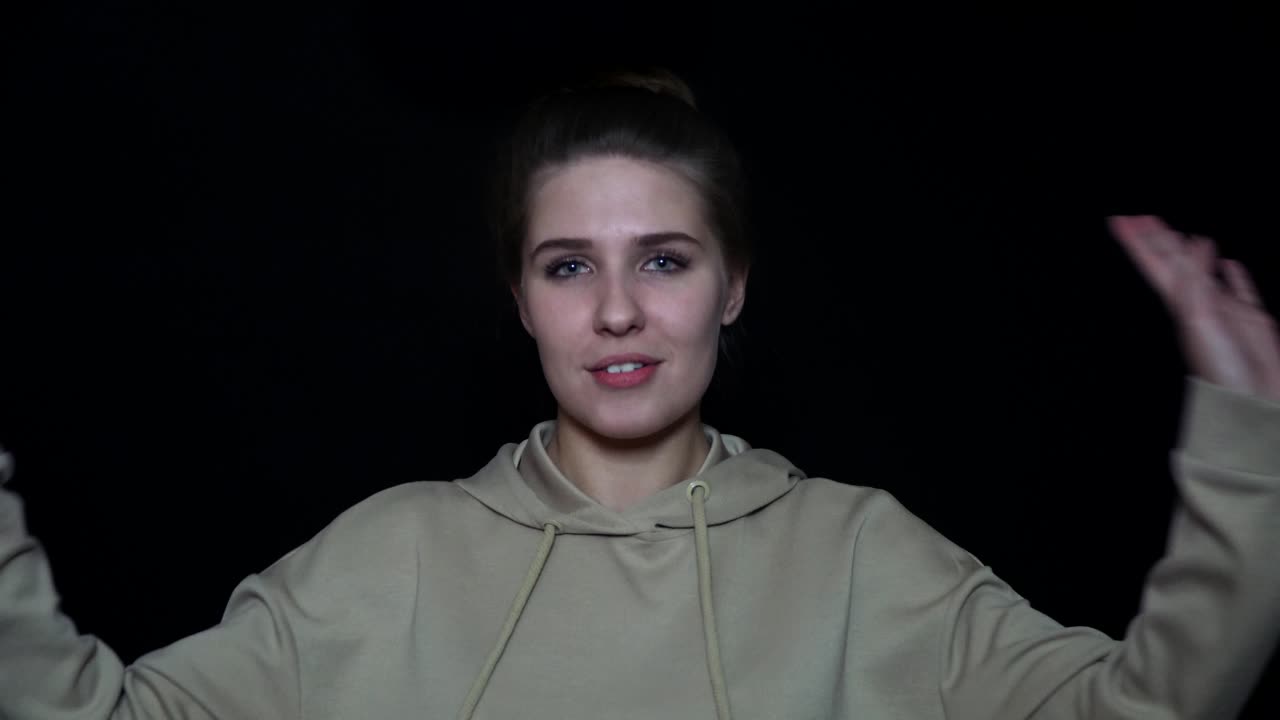 портрет женщины в капюшоне