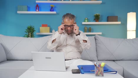 Las-Manos-Del-Hombre-Trabajador-De-Oficina-En-Casa-Están-Temblando.