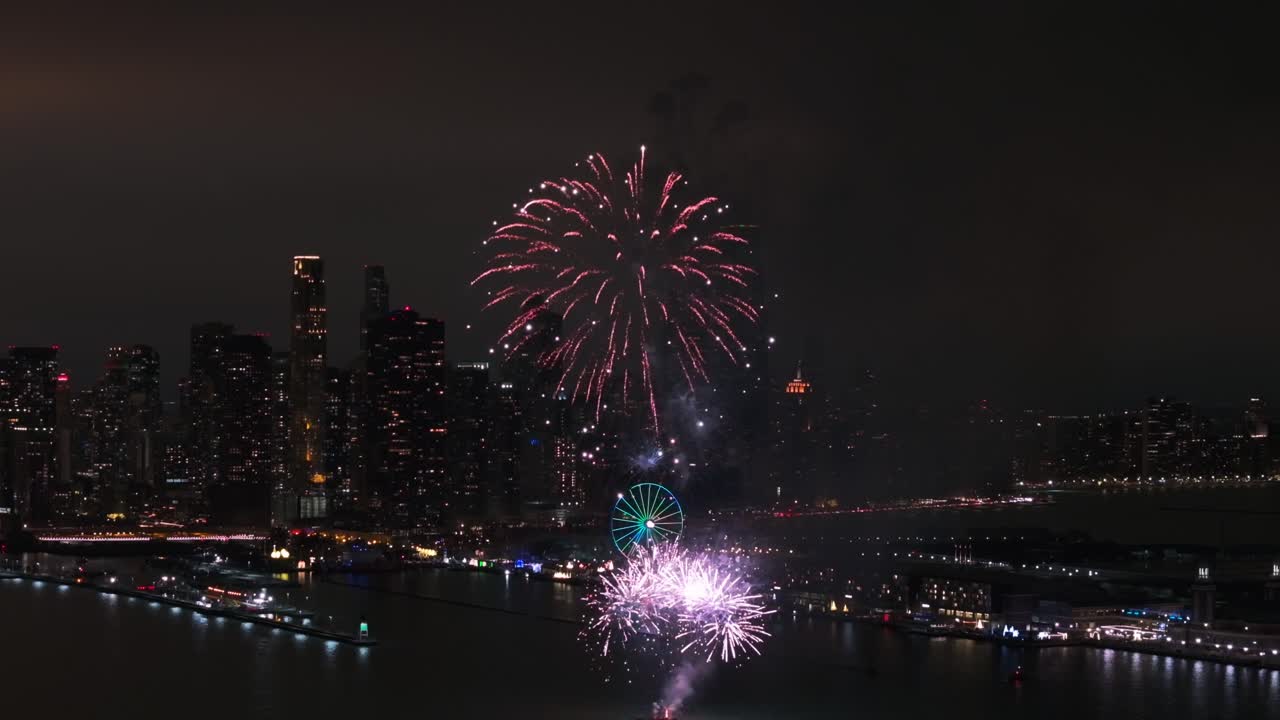 edificios de chicago por la noche con fuegos artificiales aéreos