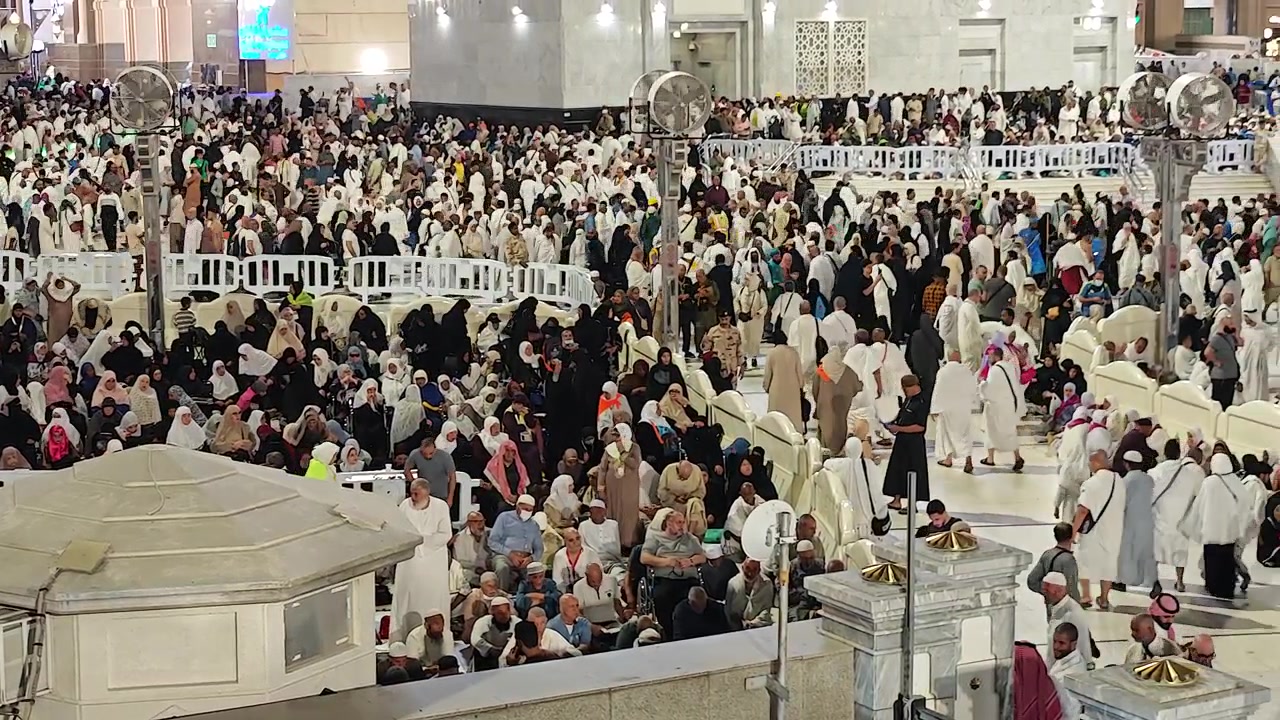 Folla di pellegrini riuniti alla Grande Moschea alla Mecca