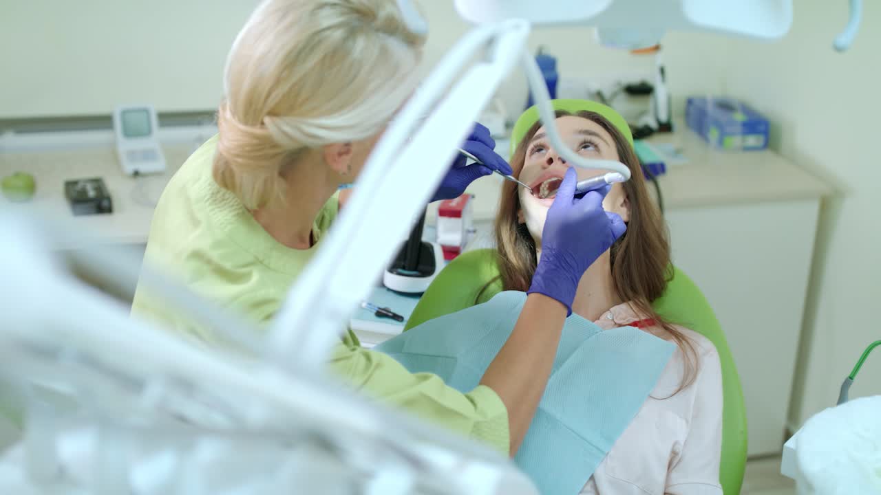 dentista perforando el diente de una mujer. médico trabajando con el paciente en la clínica dental