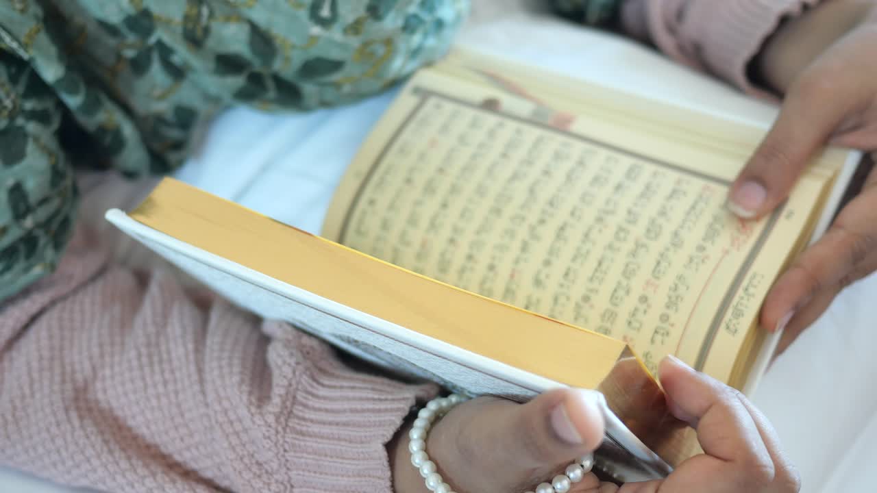 Musliminainen lukee Koraania