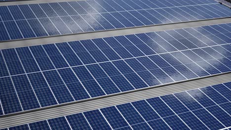 paneles solares en un techo