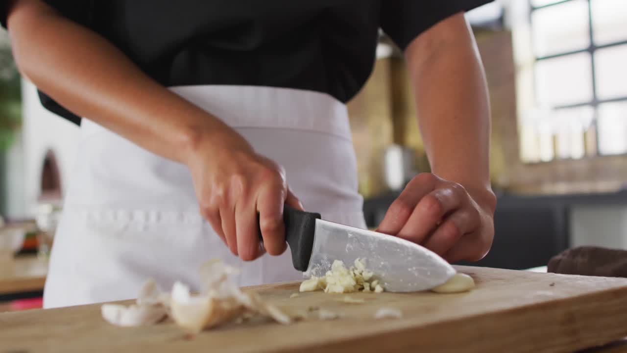 cocinera de raza mixta cortando verduras