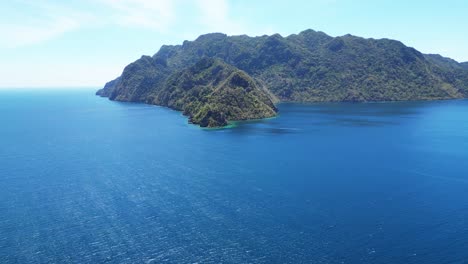panorama aéreo del puerto de coron con las islas y montañas circundantes