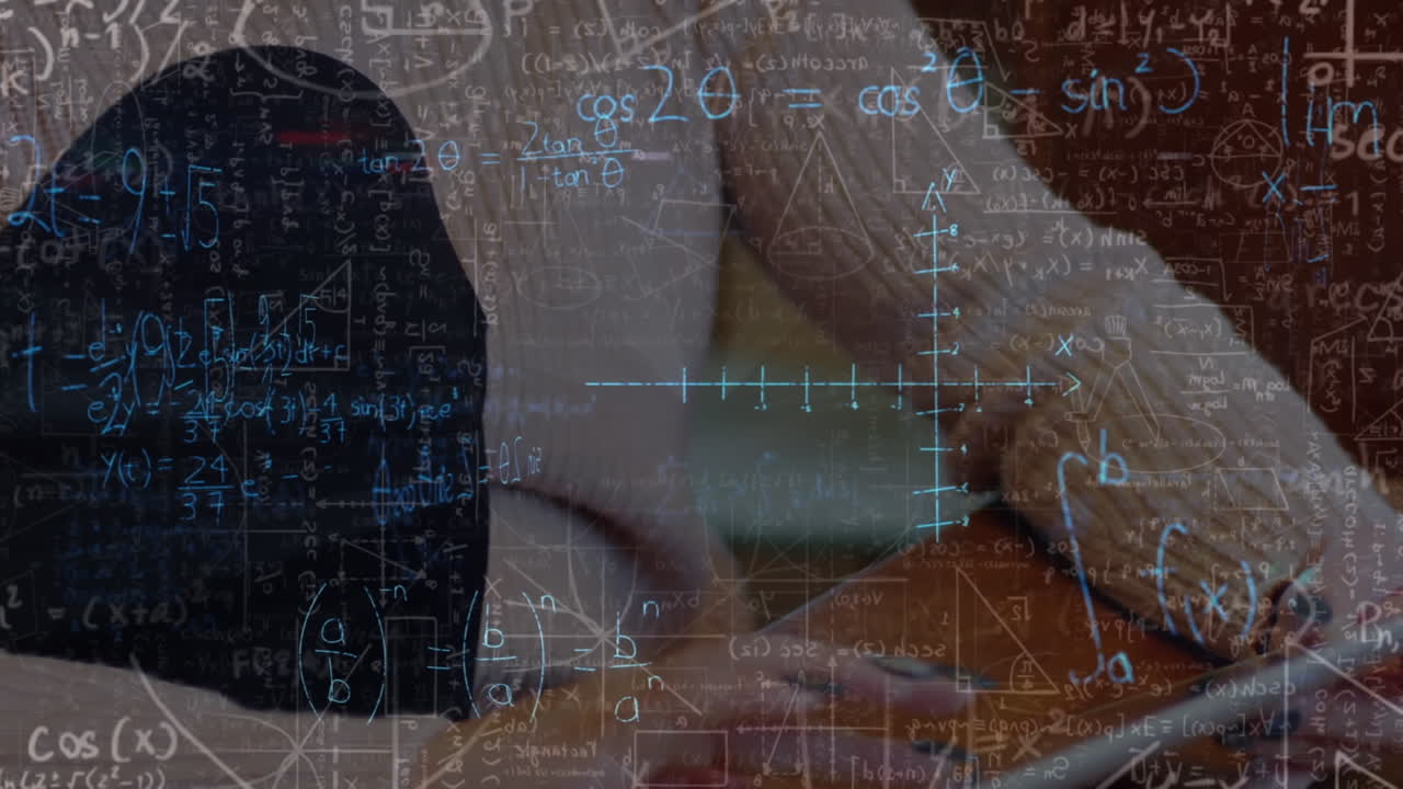 가정에서 태블릿을 사용하는 여성 위에 움직이는 수학적 계산의 애니메이션