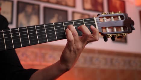 hombre anónimo tocando una canción en la guitarra