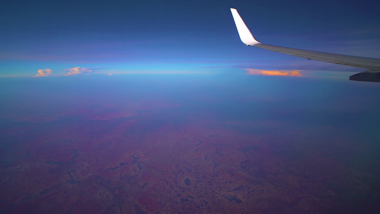 Vista Aérea Deslumbrante de Paisagem Desértica da Janela de um Avião