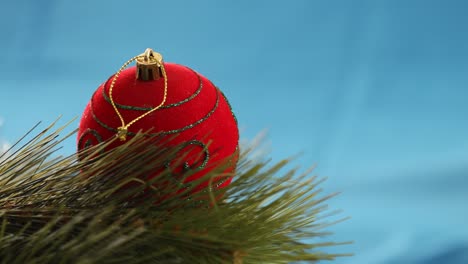 bola de navidad girando en el fondo de la pantalla azul 10