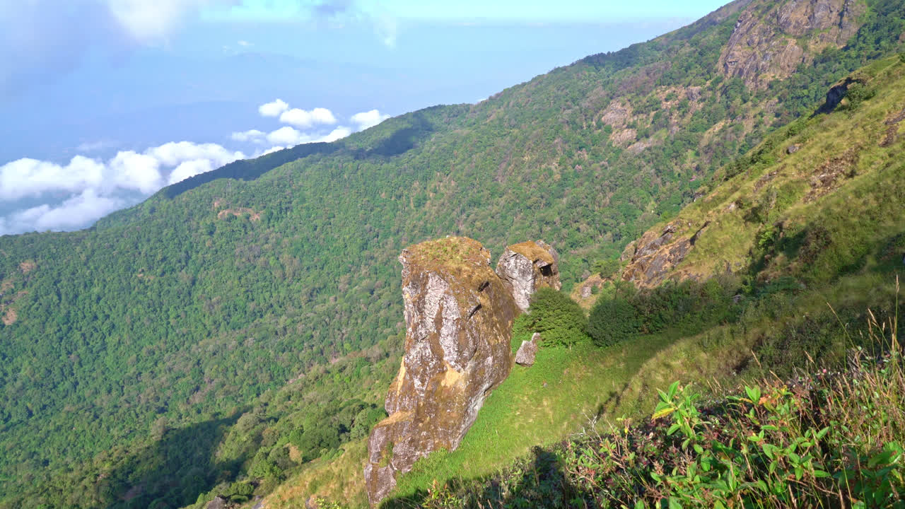 hermosa capa de montaña con nubes y cielo azul en el sendero natural kew mae pan en chiang mai, tailandia