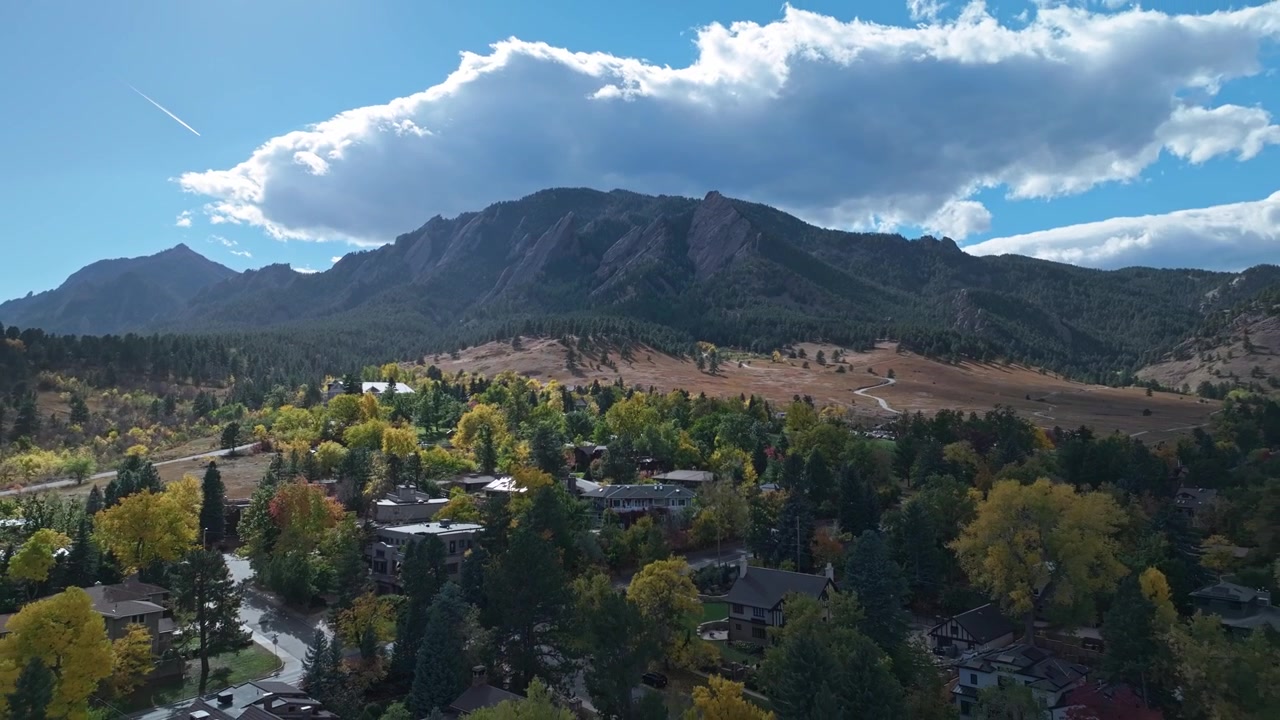 Retração aérea outonal de Boulder, Colorado, cordilheira Flatirons, folhagem vibrante.