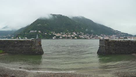 Muelle-Del-Lago-Como-En-El-Territorio-De-Una-Lujosa-Villa-En-Un-Día-Sombrío