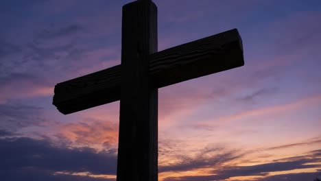 cruz de madera al atardecer