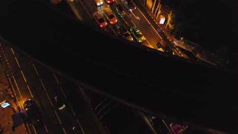 tráfico nocturno en una ciudad