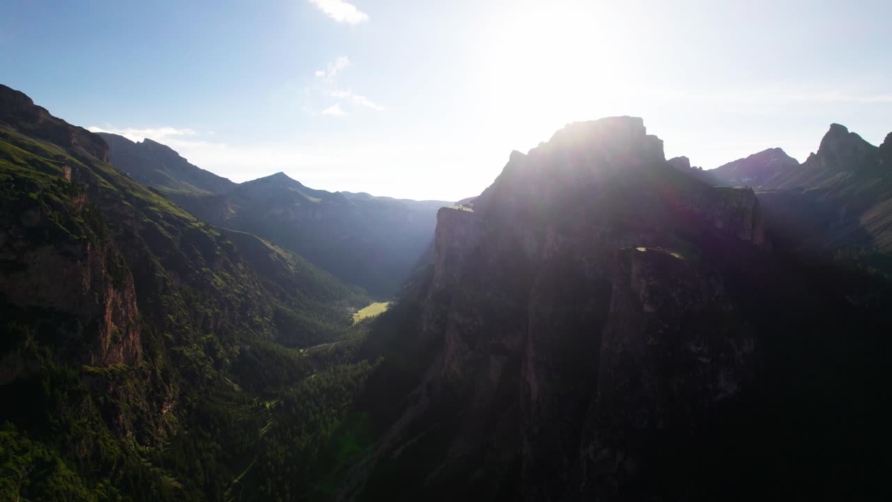 las imponentes montañas de dolomitas durante el amanecer en el noreste de italia