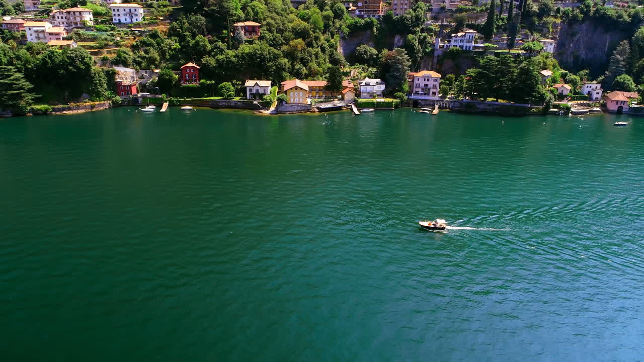 hermosa ciudad rodeada de árboles verdes exuberantes 4k