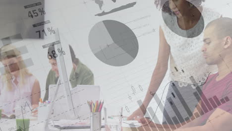 animación del procesamiento de datos financieros sobre diversos colegas que discuten el trabajo en la oficina