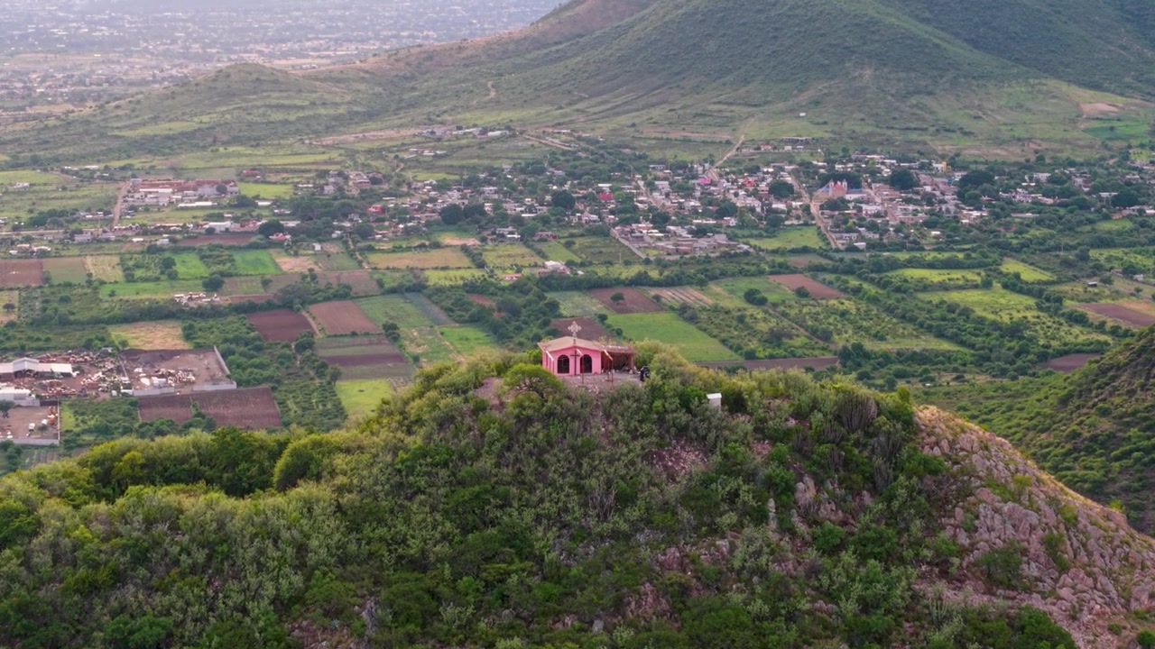 Panorama montano con la cappella in cima al Cerro Danush a Oaxaca, Messico.