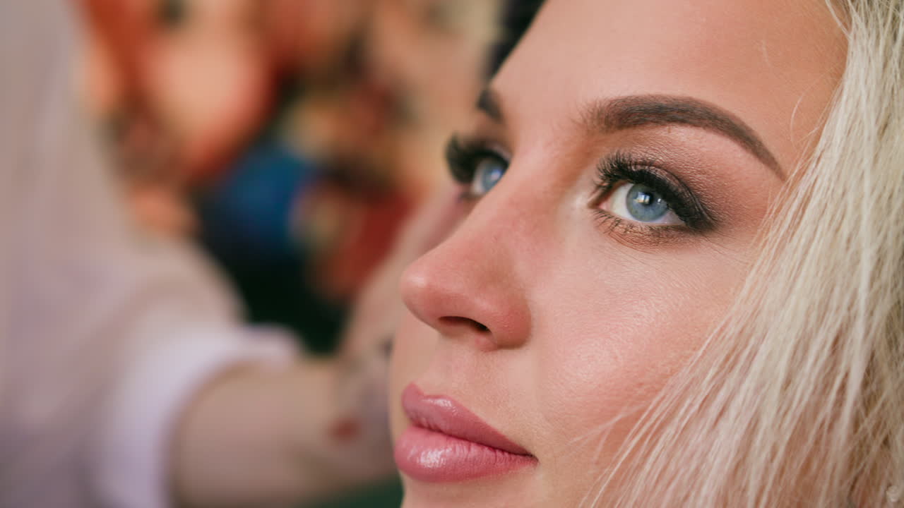 mujer con maquillaje habla con estilista preparándose para las vacaciones