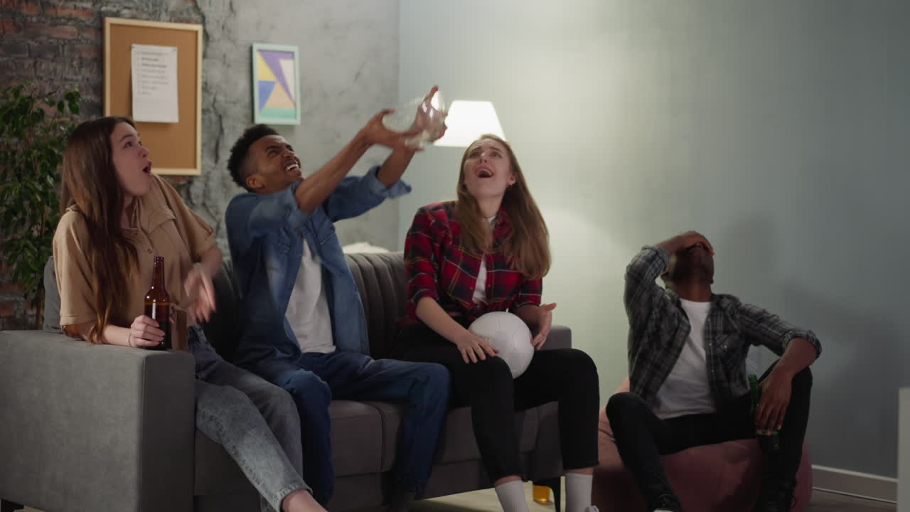 흑인 남자가 마지막 골을 축하하는 친구들에게  ⁇ 을 부어줍니다.